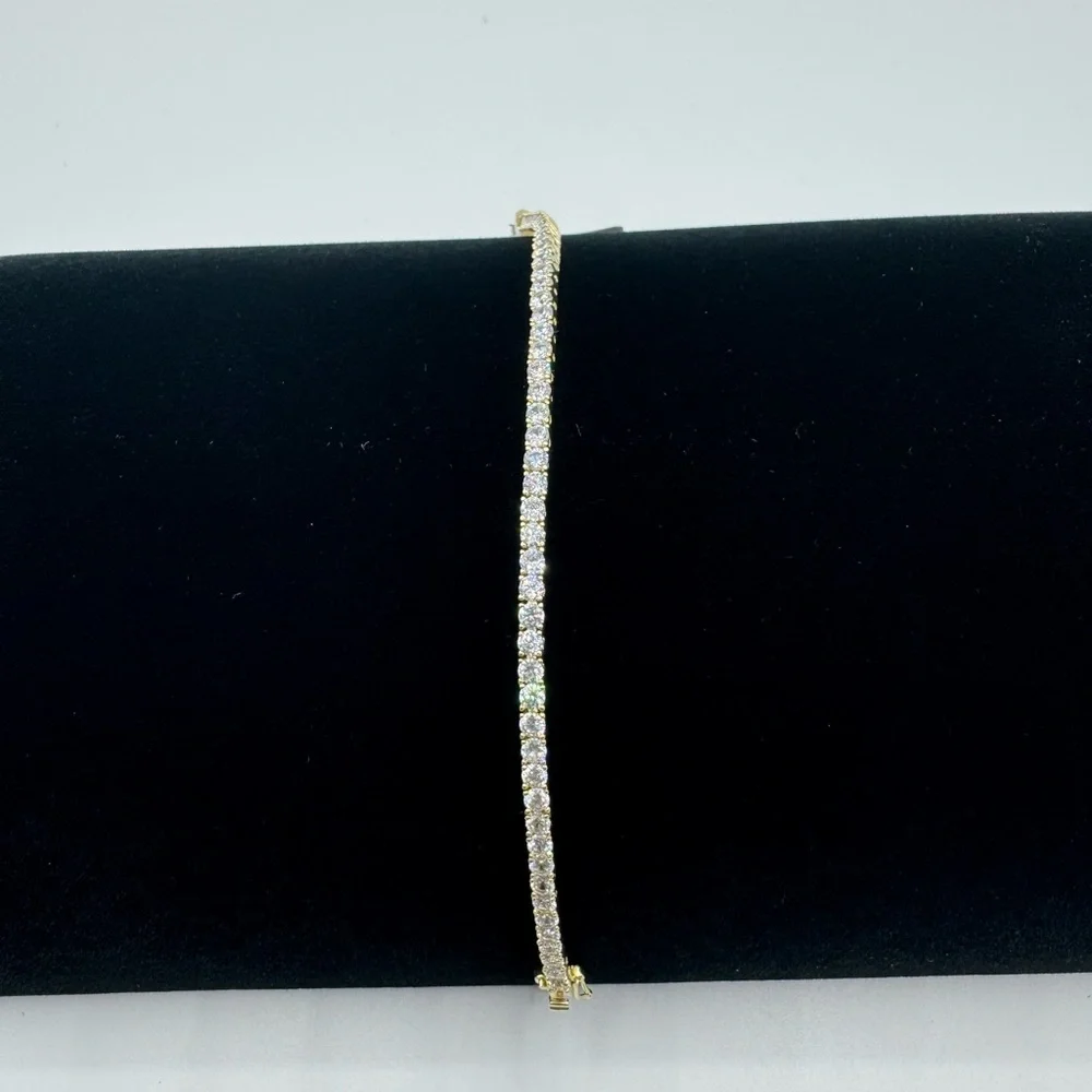 18kt Tennis Bracelet - Picture 8 of 12